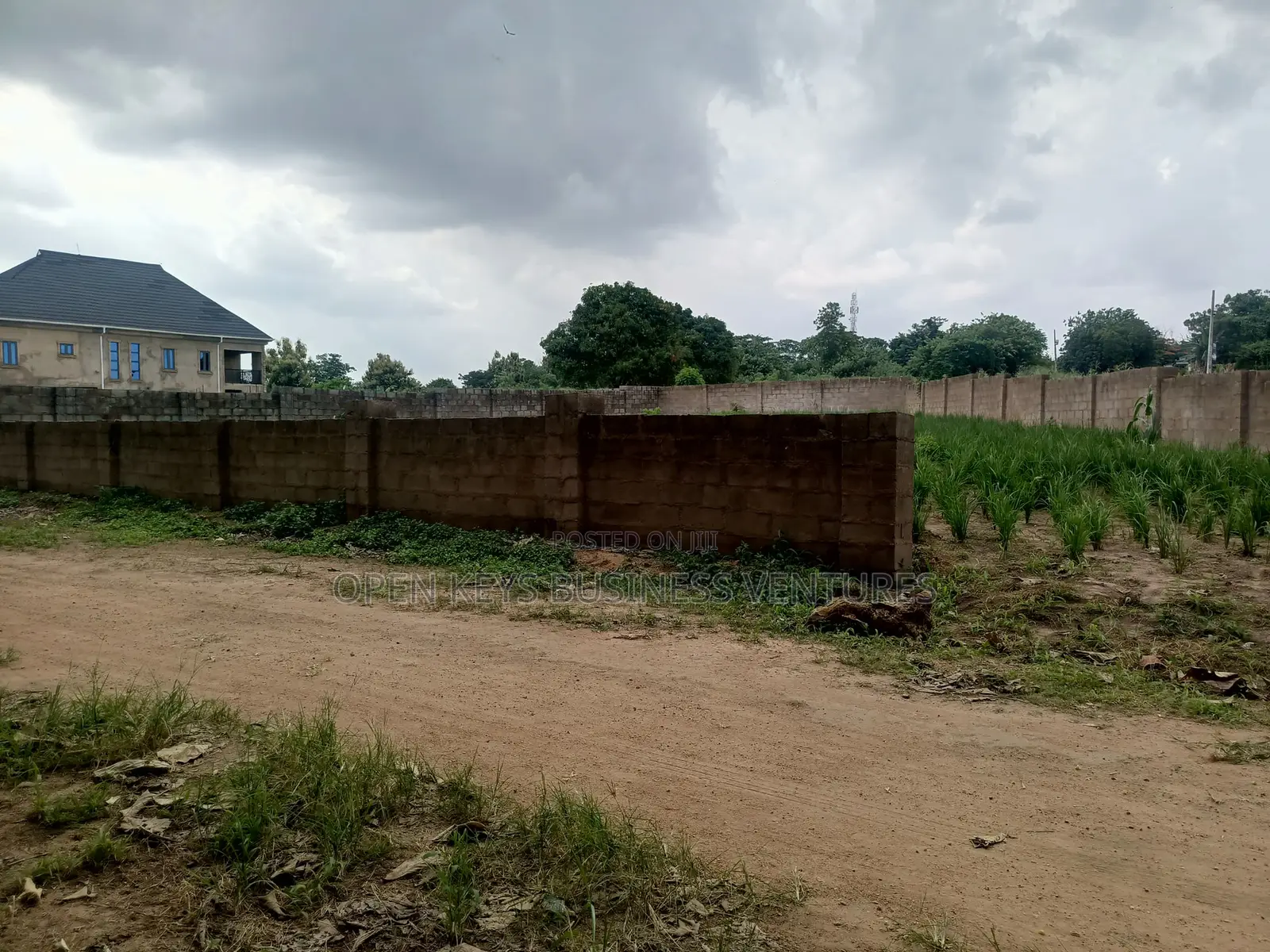 A Fenced Residential Land Measuring 848sqm in an Estate