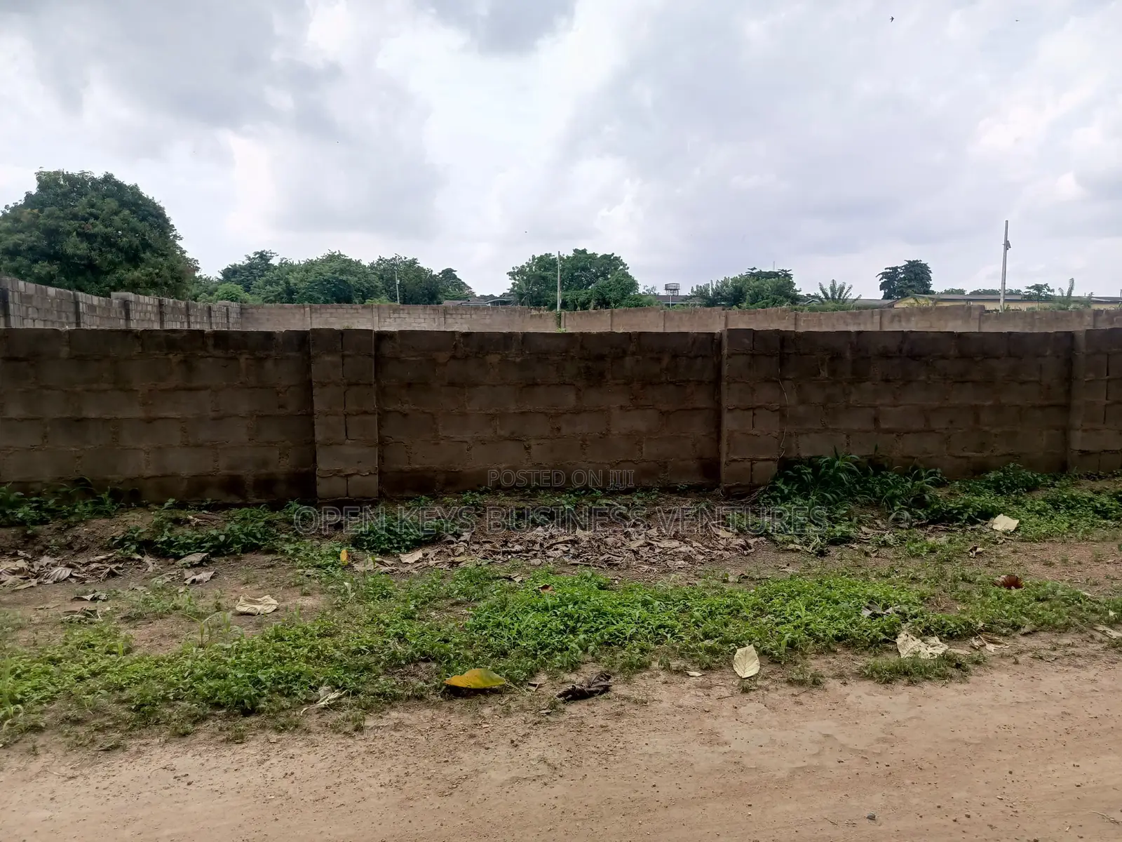 A Fenced Residential Land Measuring 848sqm in an Estate