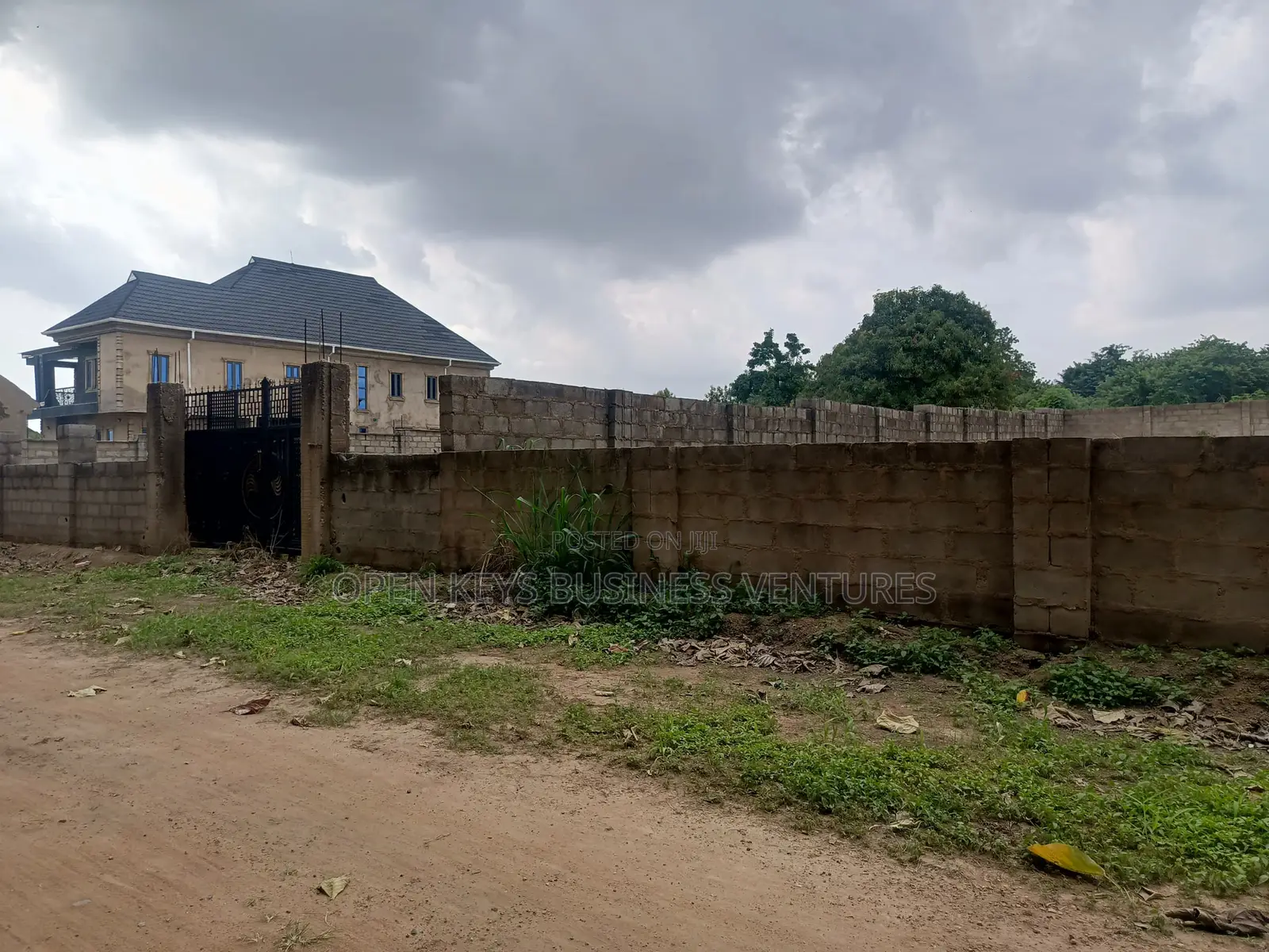A Fenced Residential Land Measuring 848sqm in an Estate