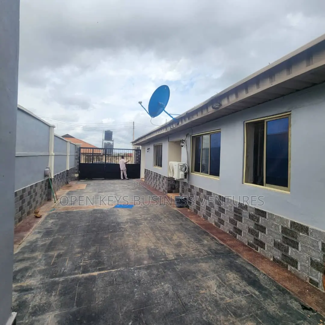2bdrm Bungalow in Iyana Agbala, Iwo Road for sale