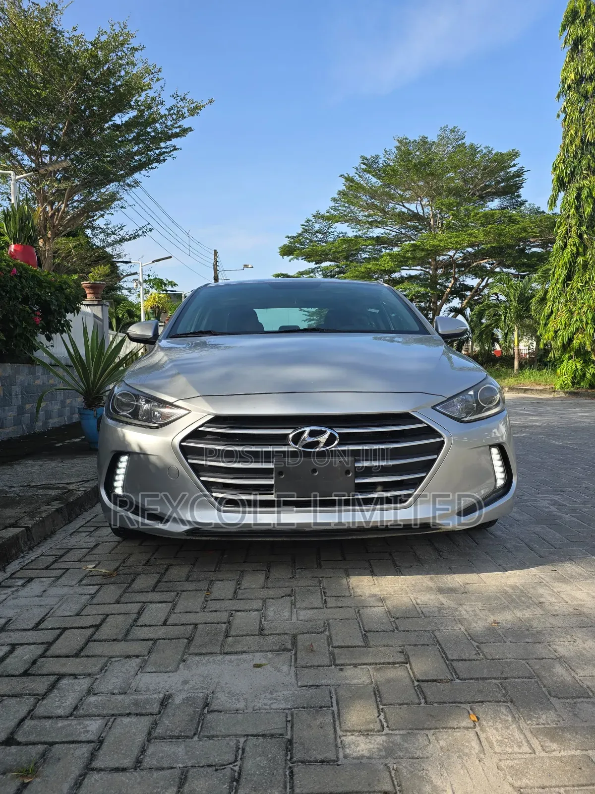 Hyundai Elantra Limited Sedan FWD (2.0L 4cyl 6A) 2017 Silver