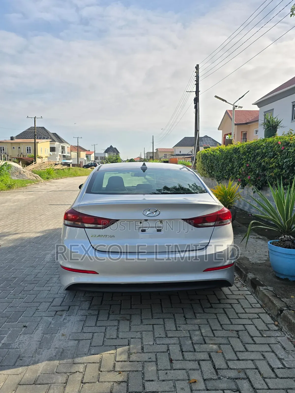 Hyundai Elantra Limited Sedan FWD (2.0L 4cyl 6A) 2017 Silver
