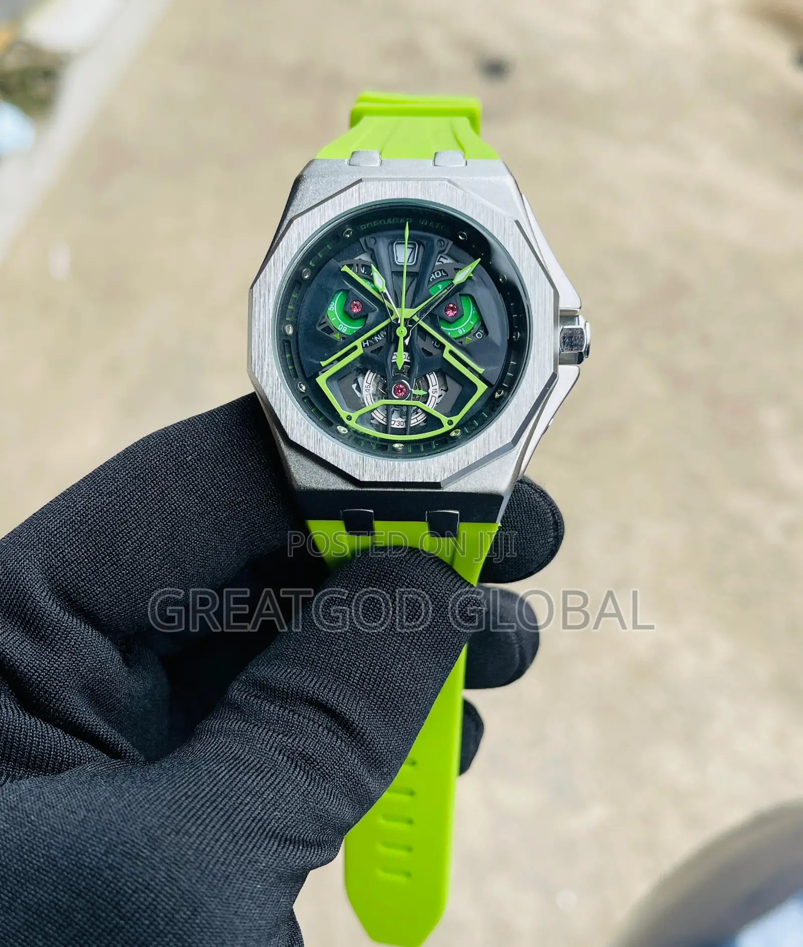 *Poedegar Araneae Rubber Wristwatch* Green Color
