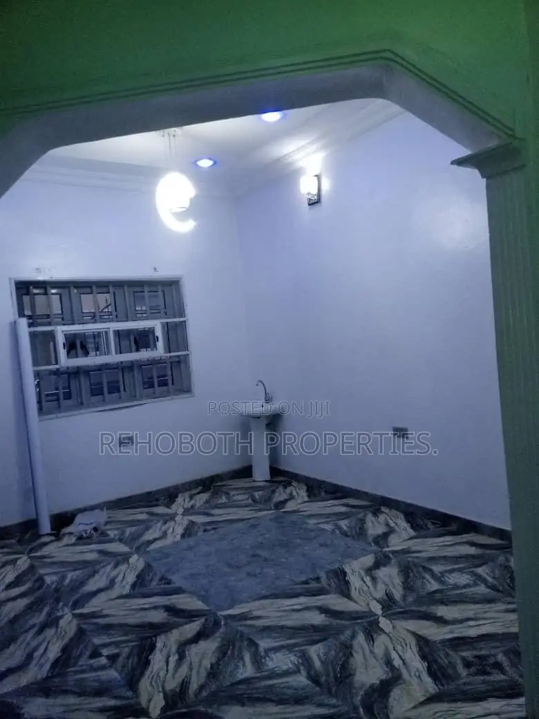 8bdrm Bungalow in Akogi Jankanta, Ibadan for sale