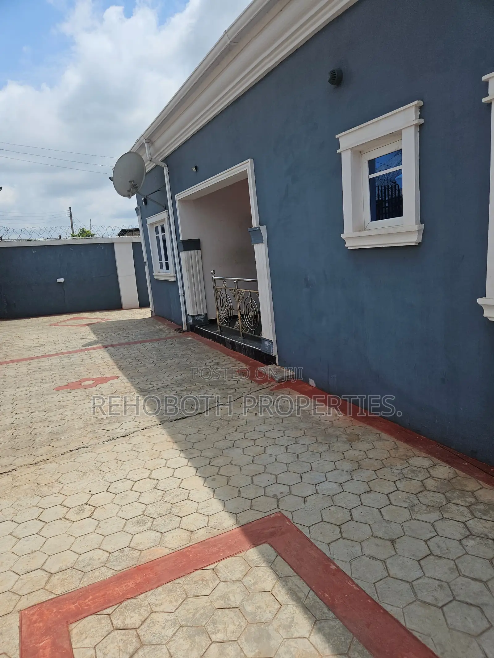 8bdrm Bungalow in Akogi Jankanta, Ibadan for sale