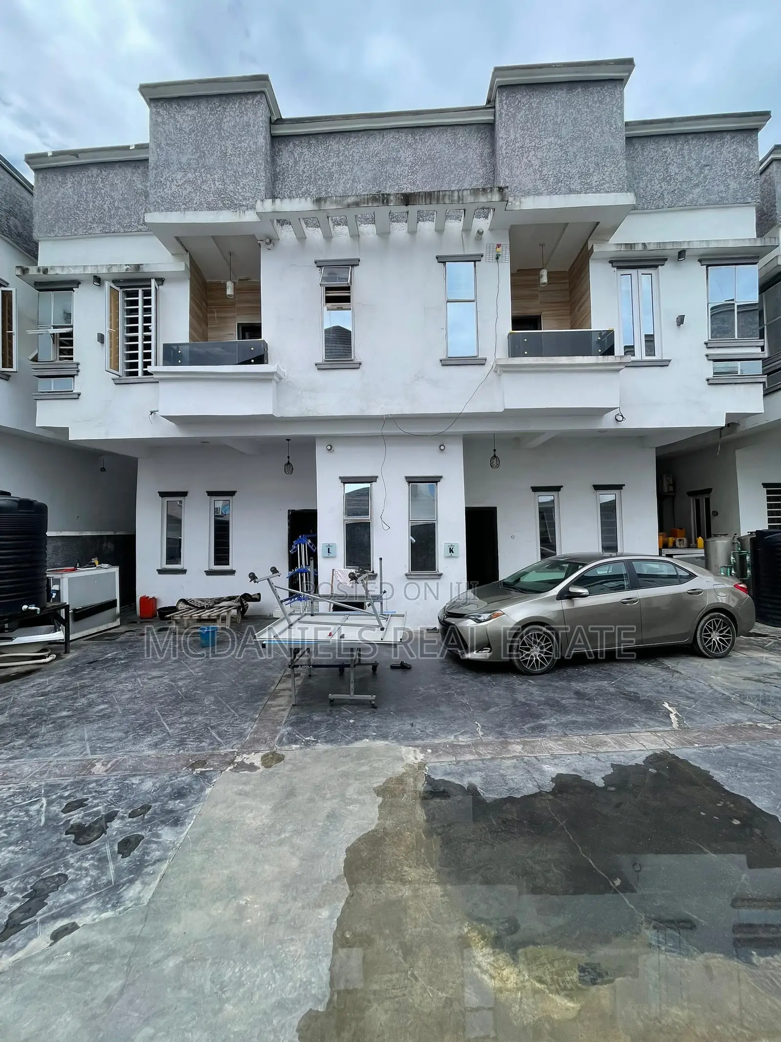 4bdrm Duplex in Chevron for sale