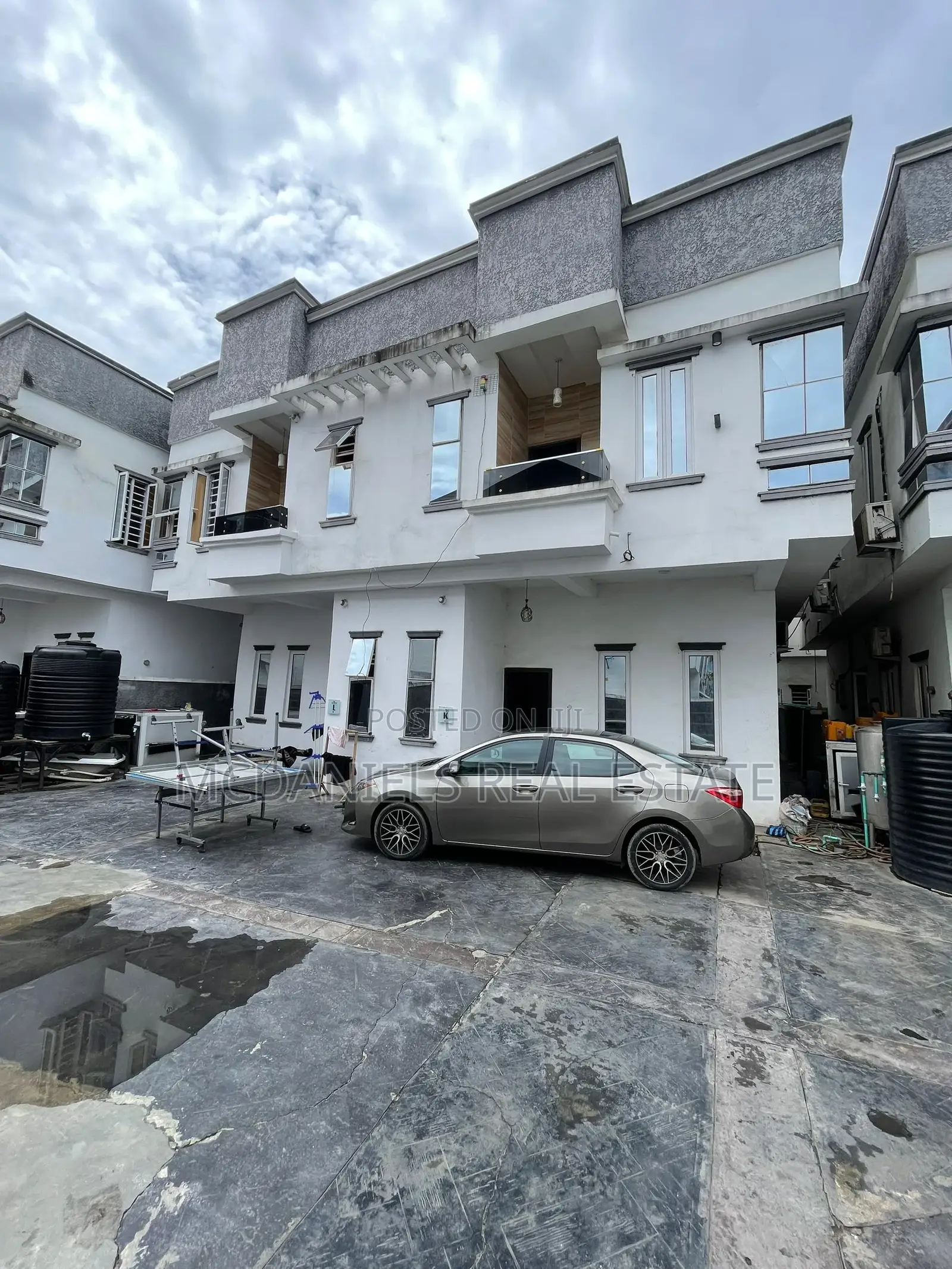 4bdrm Duplex in Chevron for sale