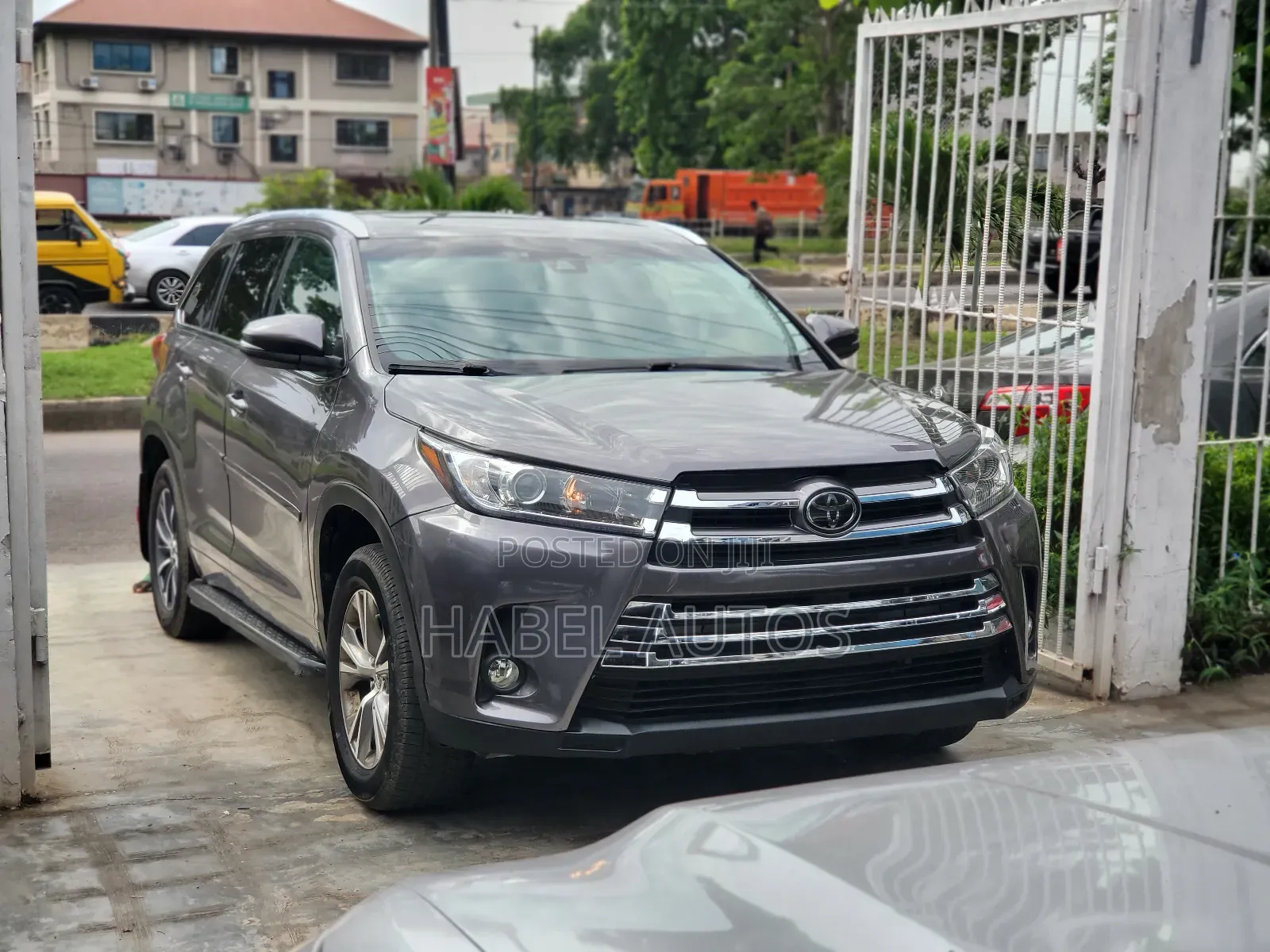 Toyota Highlander XLE 4x4 V6 (3.5L 6cyl 8A) 2018 Gray