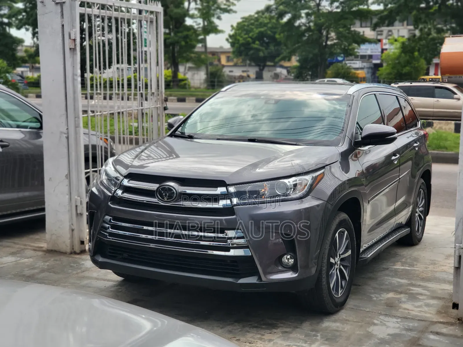 Toyota Highlander XLE 4x4 V6 (3.5L 6cyl 8A) 2018 Gray