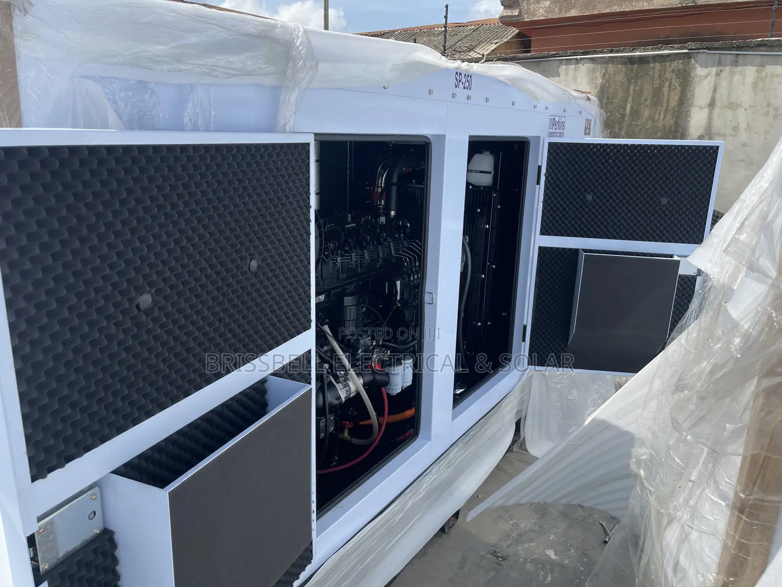 Original England Perkins Soundproof Diesel Generator 250kva