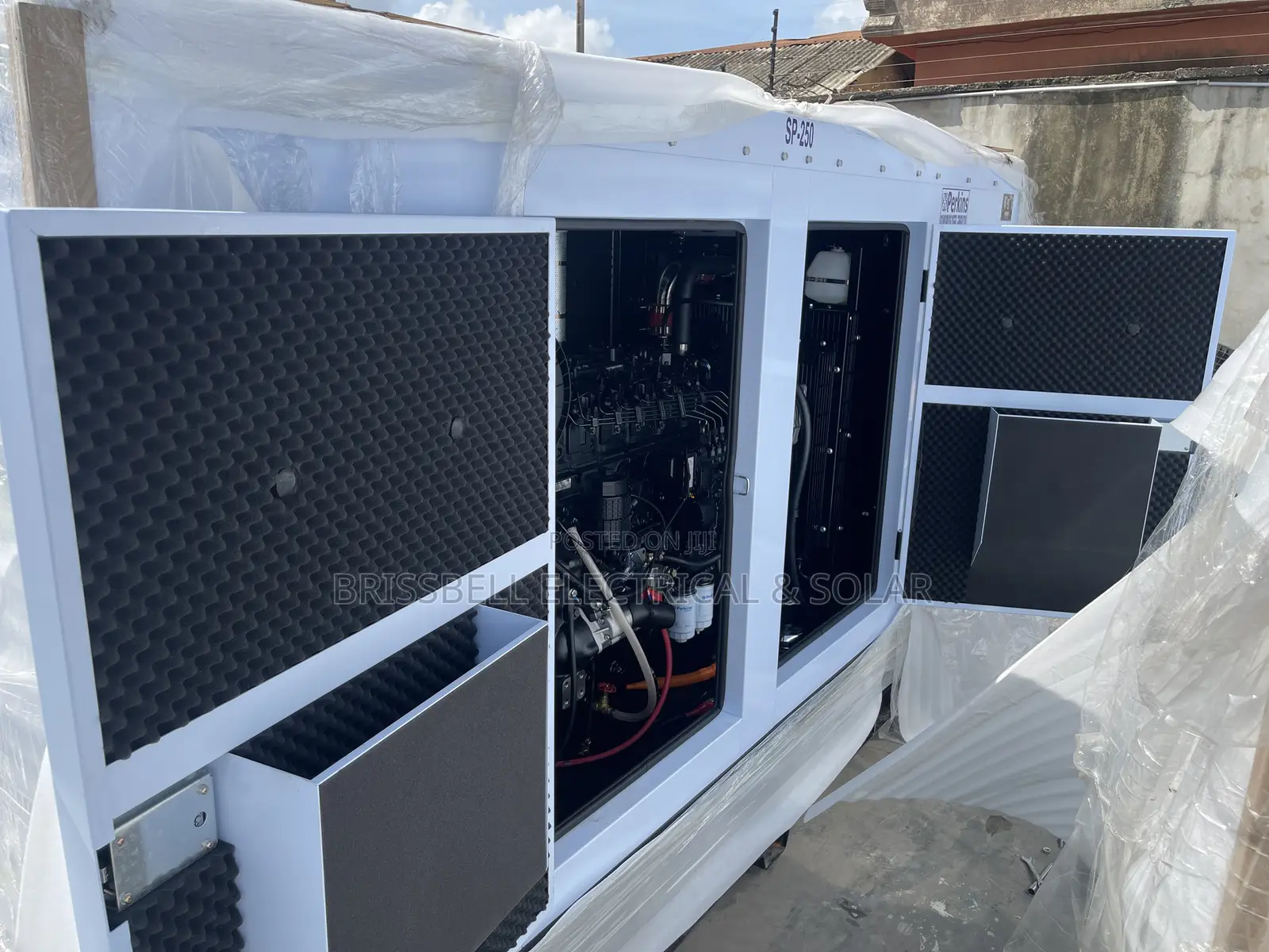 Original England Perkins Soundproof Diesel Generator 250kva