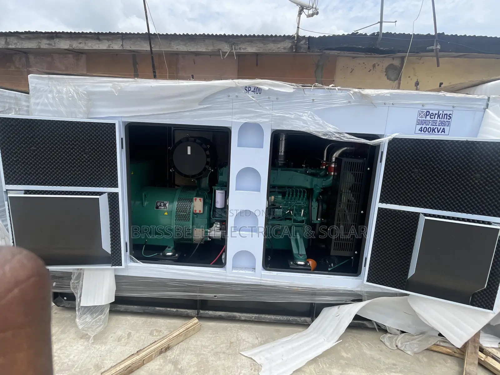 Original England Perkins Soundproof Diesel Generator 400kva