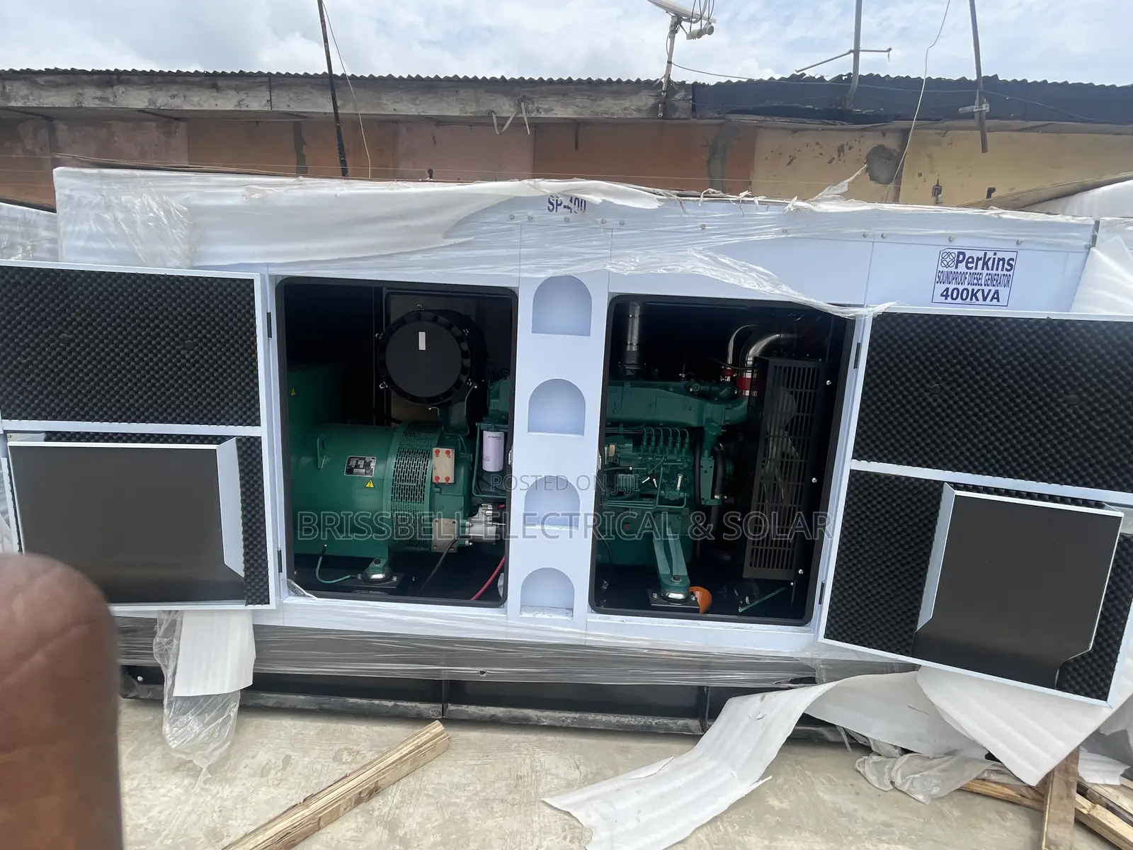 Original England Perkins Soundproof Diesel Generator 400kva