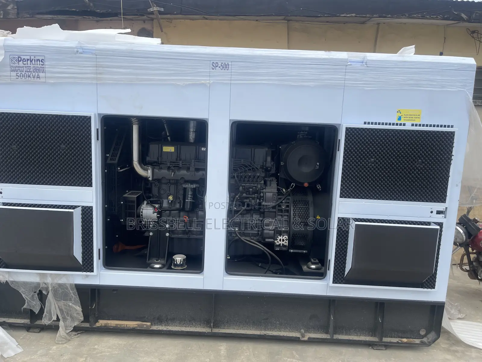 Original England Perkins Soundproof Diesel Generator 500kva