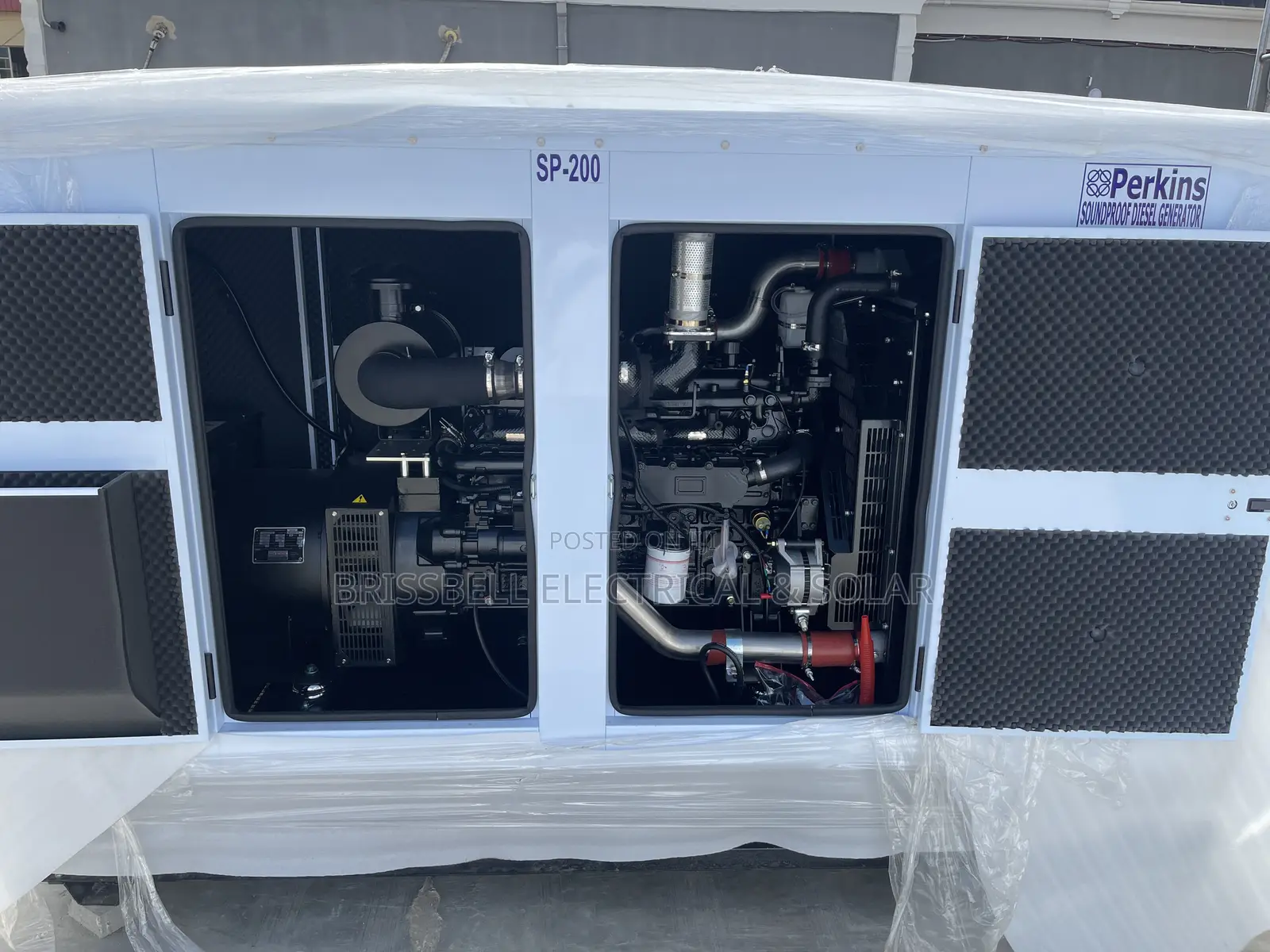 Original England Perkins Soundproof Diesel Generator 200kva