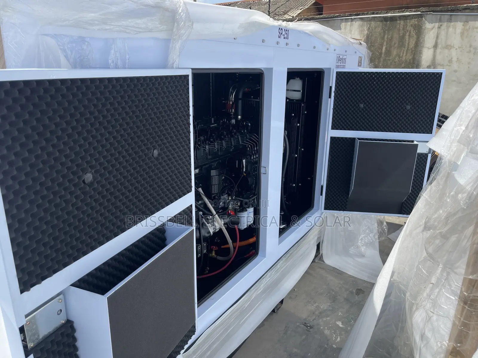 Original England Perkins Soundproof Diesel Generator 250kva