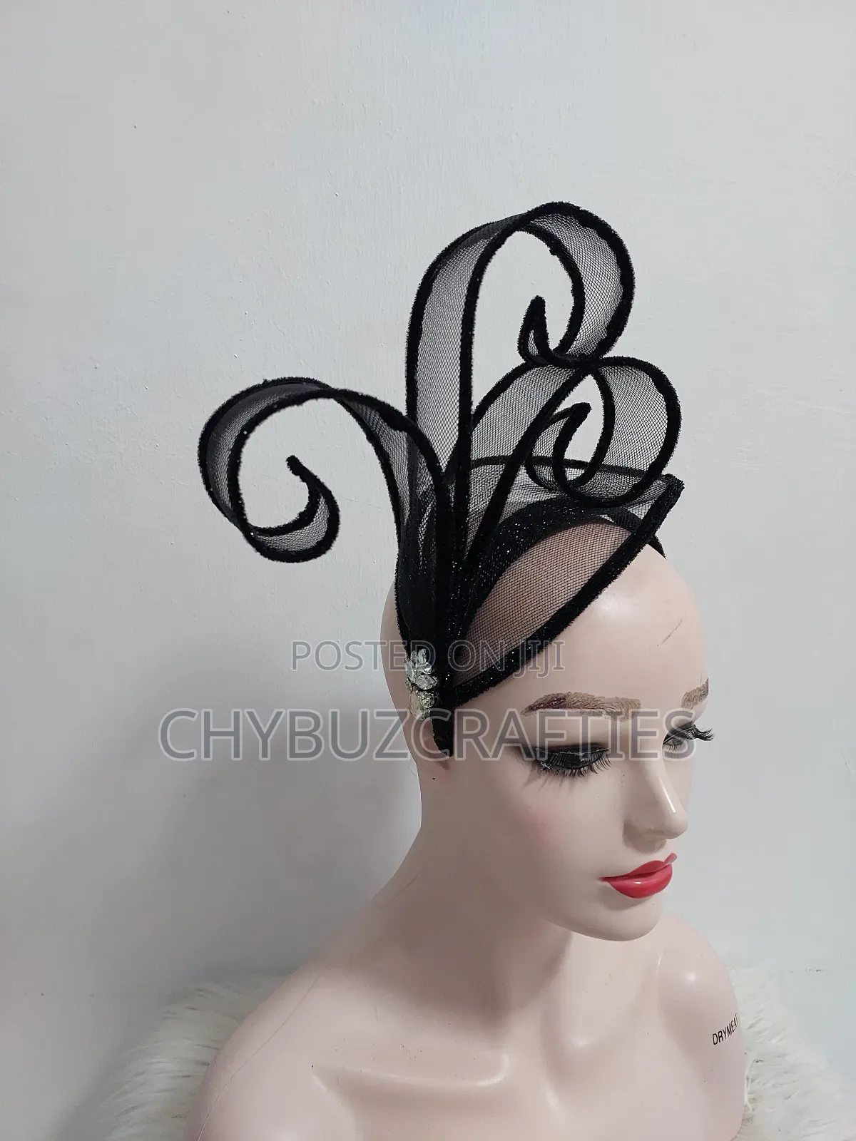 Black Crinoline Piped Facinator