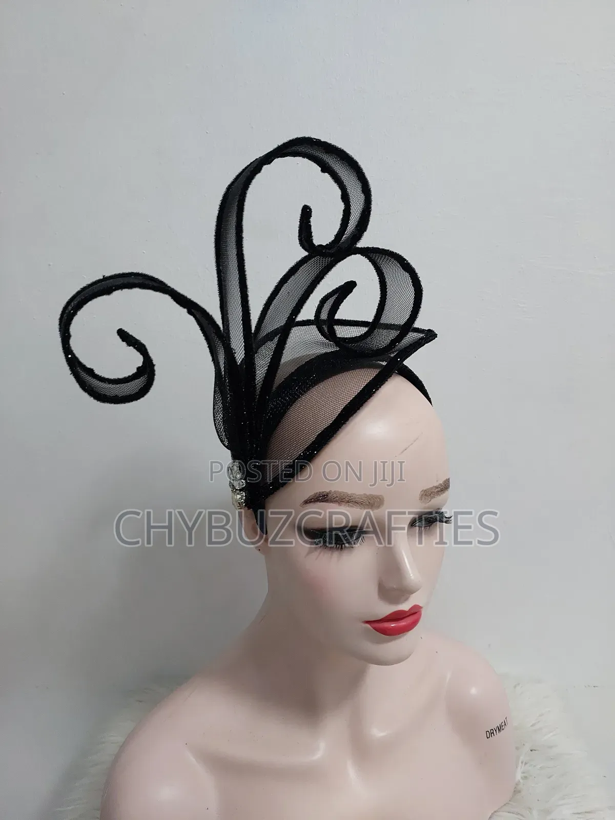 Black Crinoline Piped Facinator