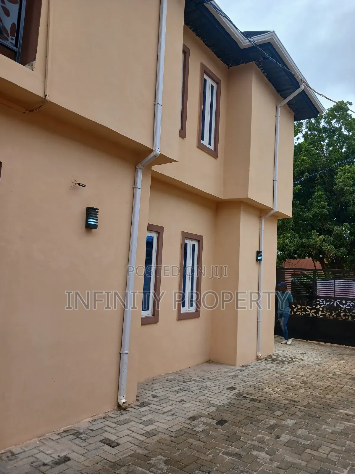 3bdrm Block of Flats in Limit Estate, Benin City for sale
