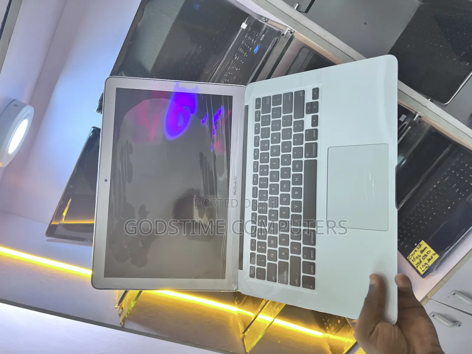 New Laptop Apple MacBook 2017 8GB Intel Core I5 SSD 256GB