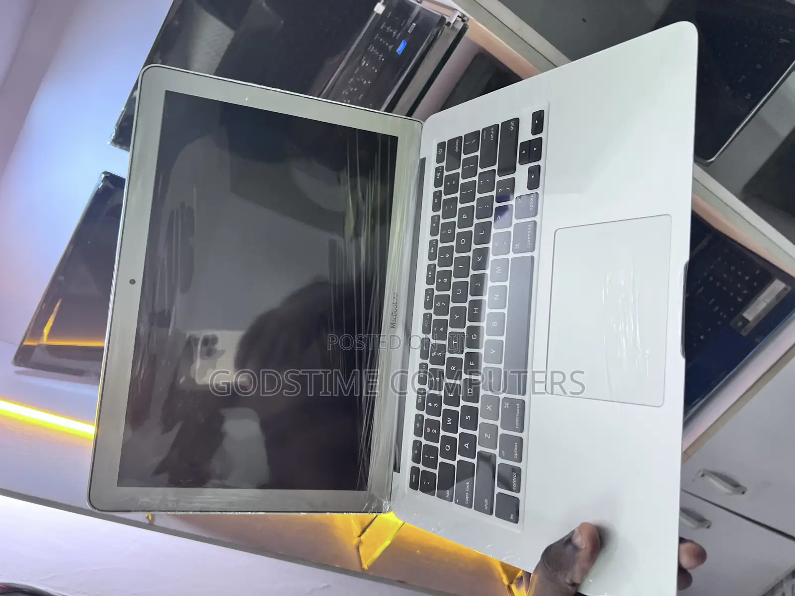 New Laptop Apple MacBook 2017 8GB Intel Core I5 SSD 256GB
