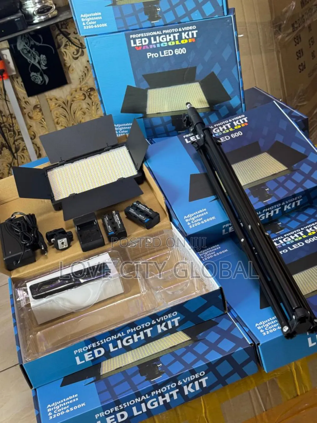 Pro Led 600 + 2 Battery, Charger Dock Video,Photo Light Kit