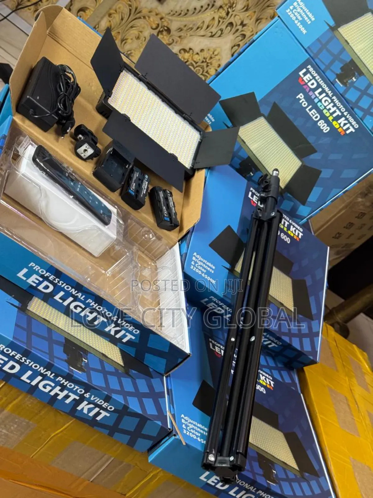 Pro Led 600 + 2 Battery, Charger Dock Video,Photo Light Kit