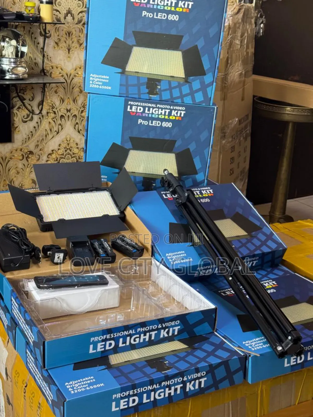 Pro Led 600 + 2 Battery, Charger Dock Video,Photo Light Kit