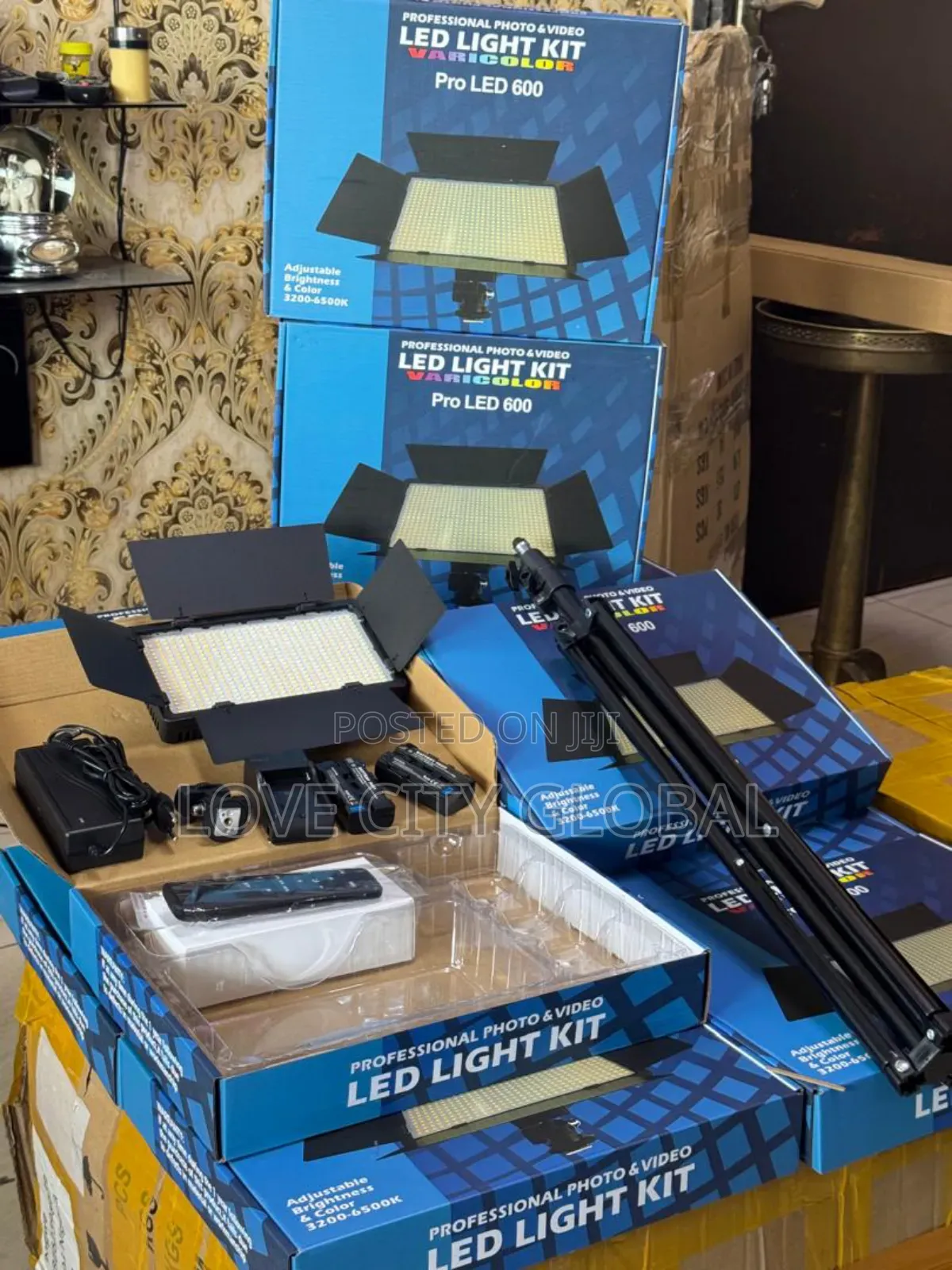 Pro Led 600 + 2 Battery, Charger Dock Video,Photo Light Kit