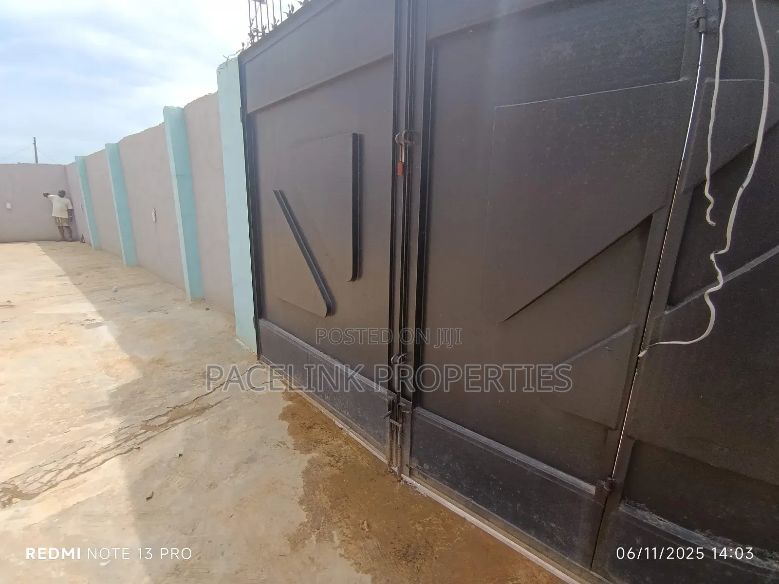 7bdrm Block of Flats in Ipaja / Ipaja for sale