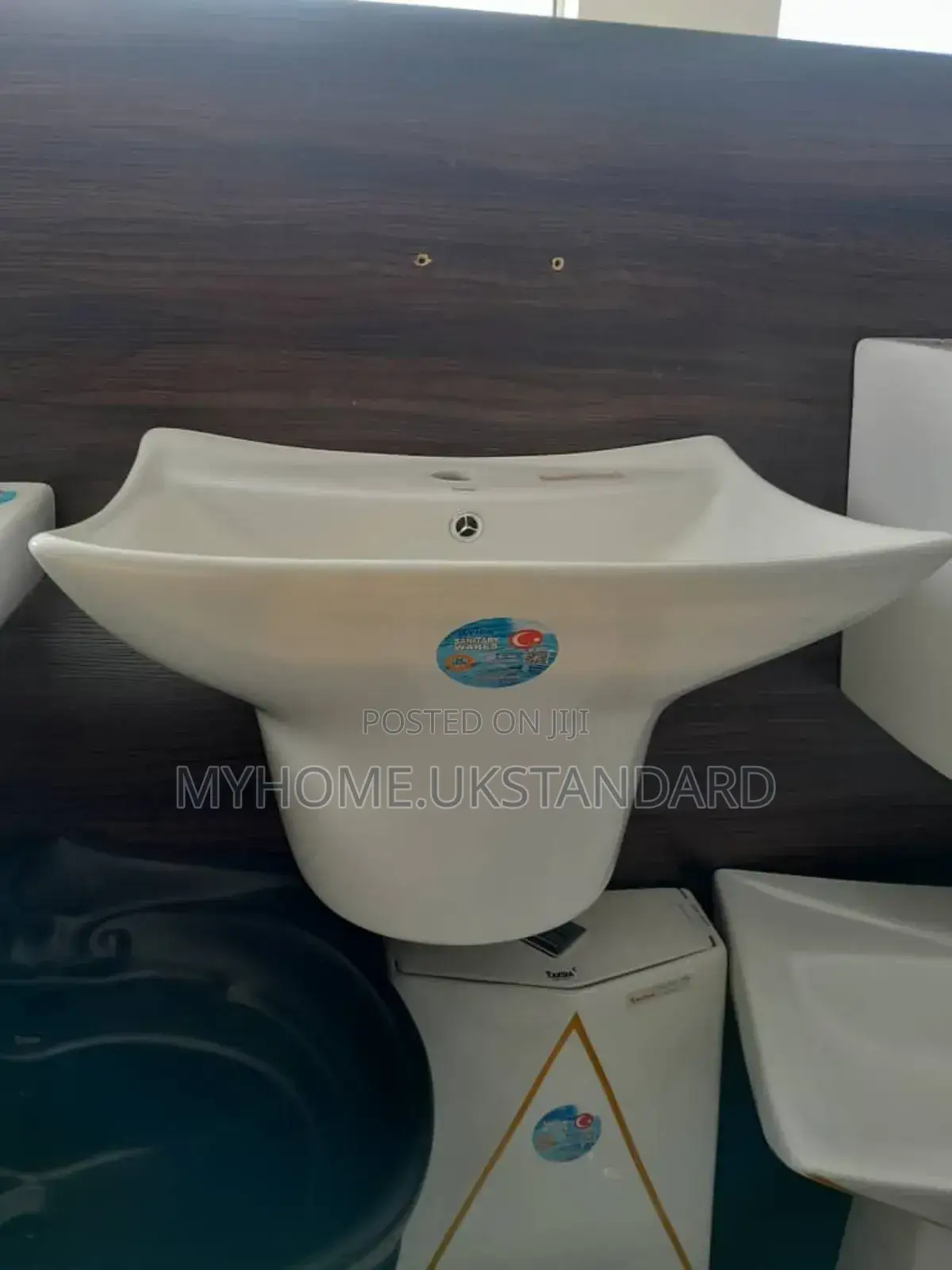 England Wall-Hung Ceramic Basin With a Distinctive Shell