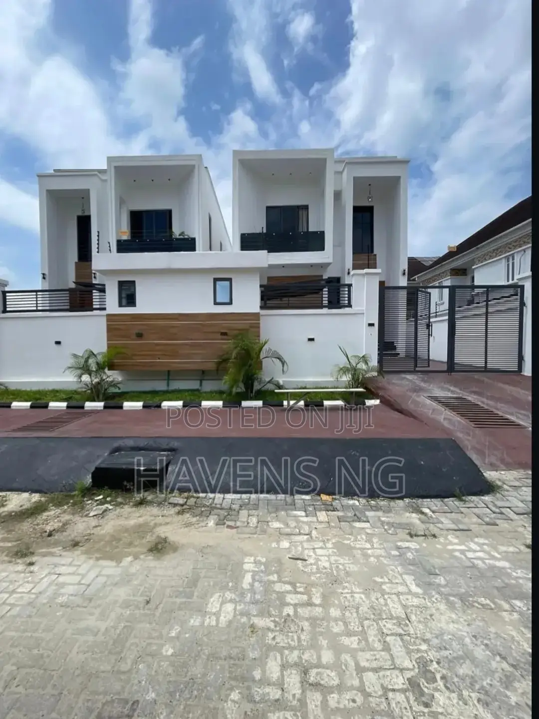 Furnished 5bdrm Duplex in Chevron for sale