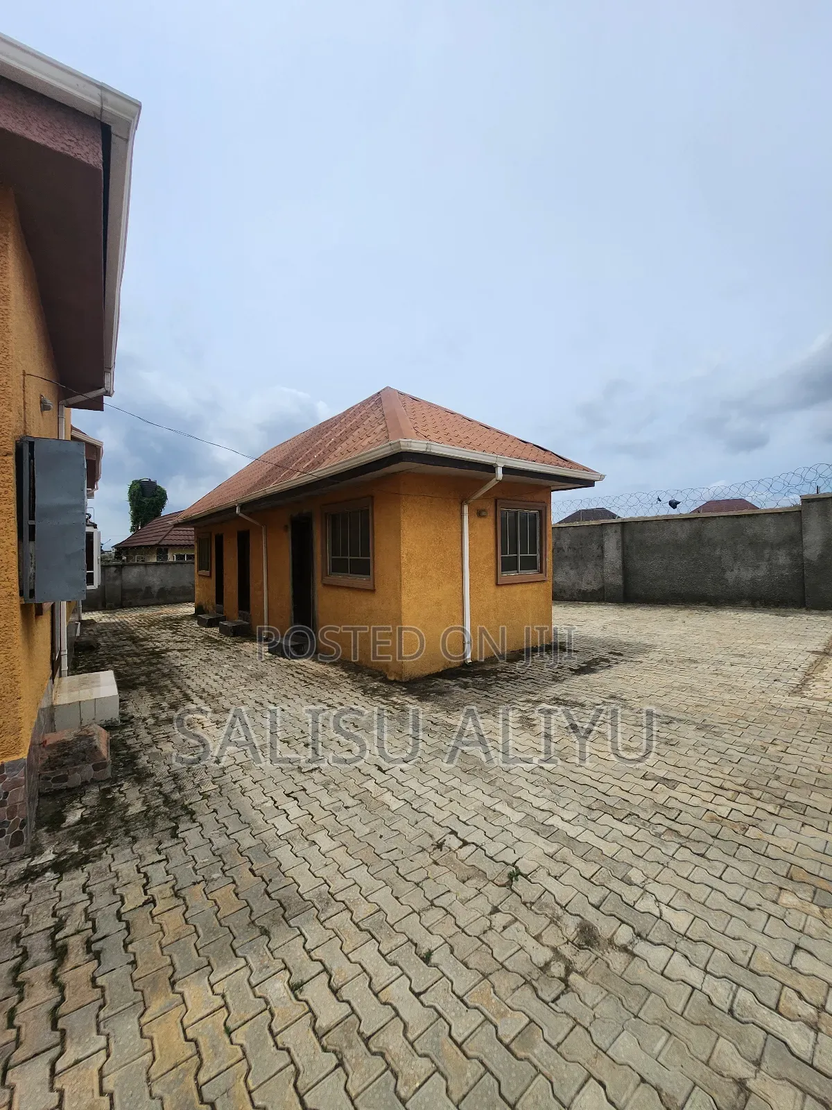 3bdrm Penthouse in Galadimawa for sale
