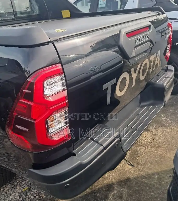 New Toyota Hilux 2025 Black