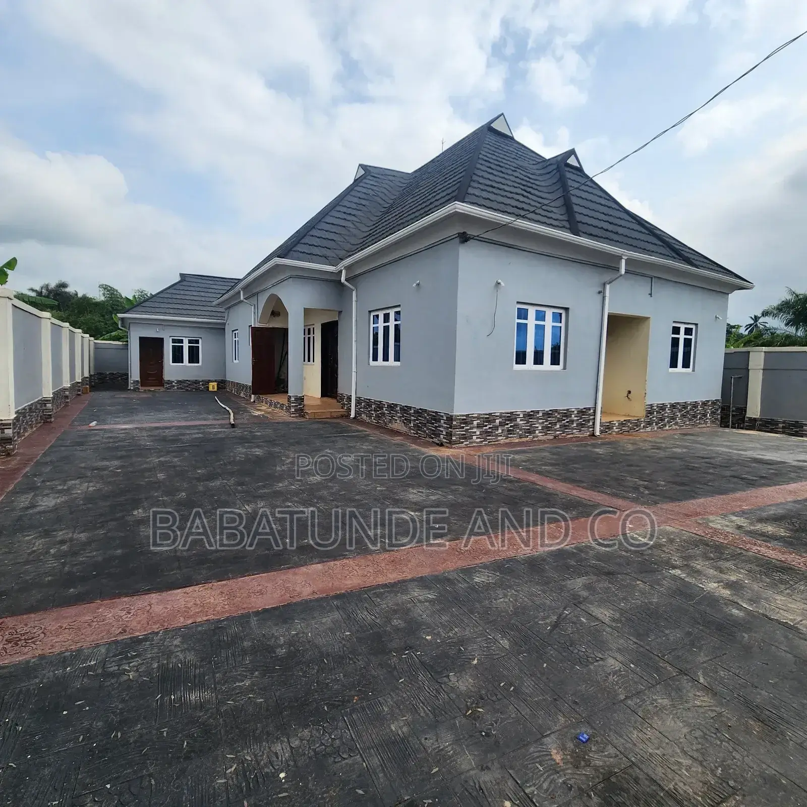 3bdrm Block of Flats in Moniya for sale