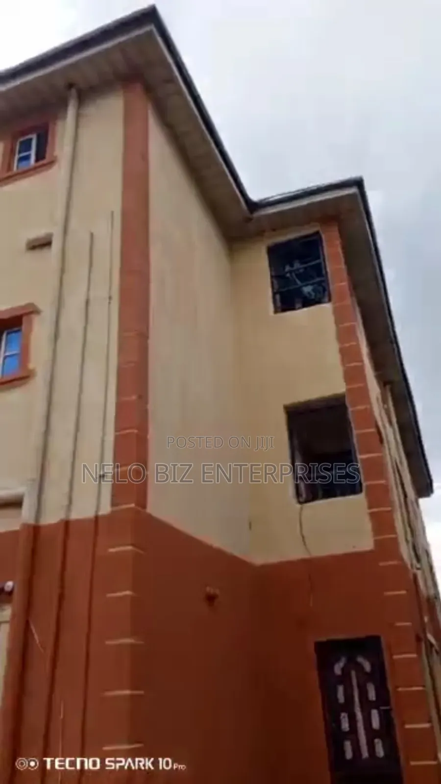18bdrm Apartment in Owerri for sale