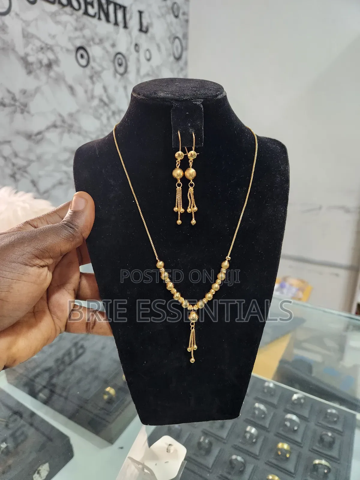 Necklace (Jewelries)