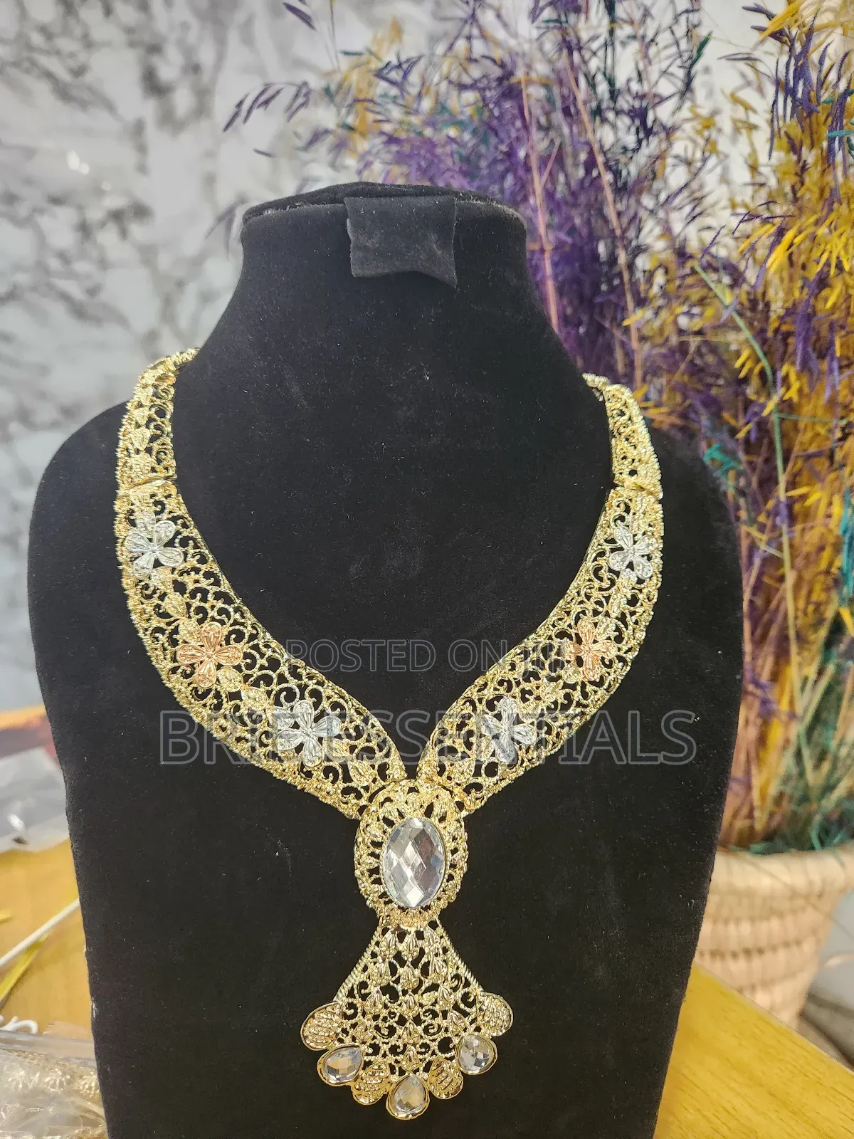Necklace (Jewelries)