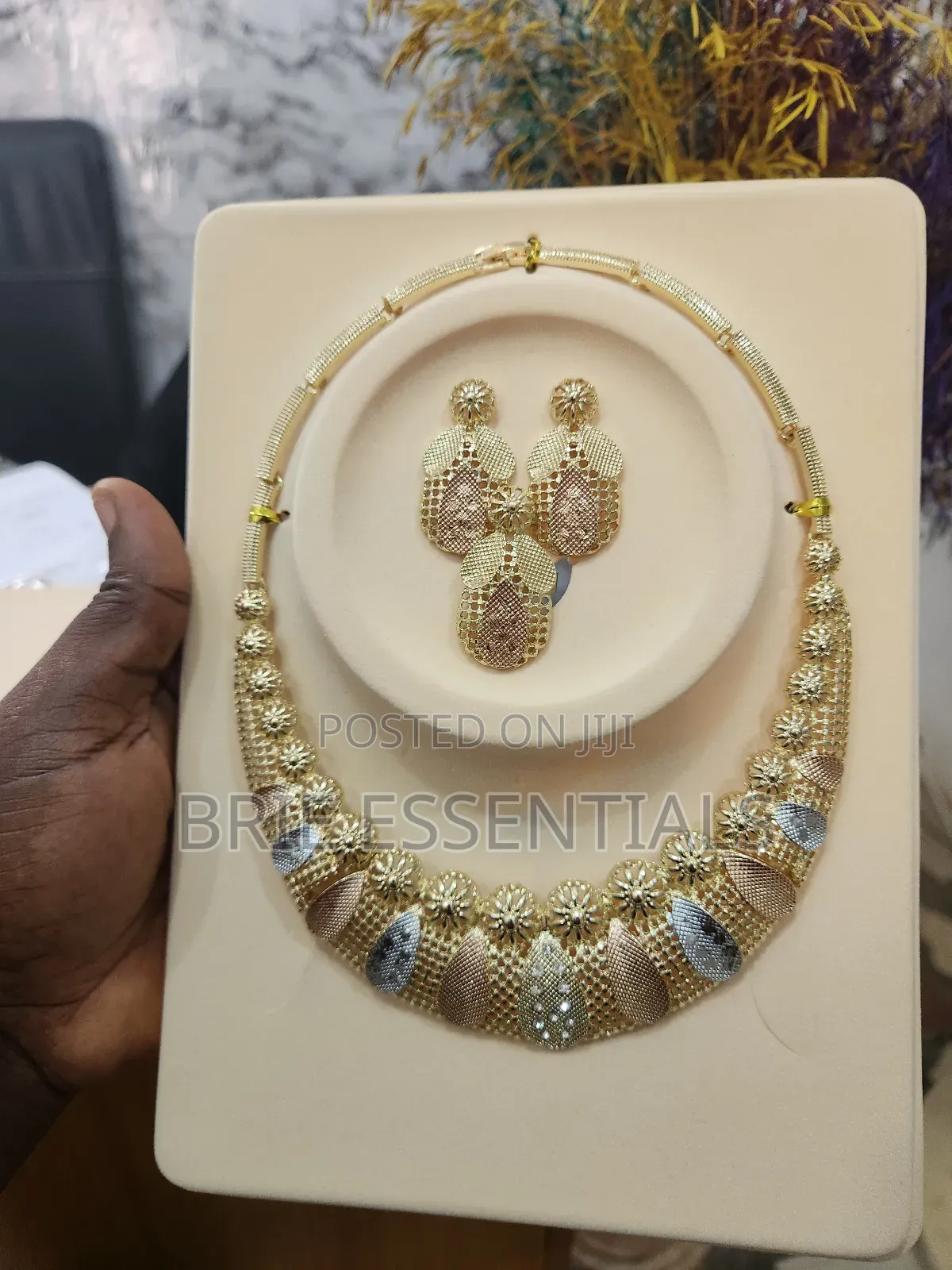 Necklace (Jewelries)
