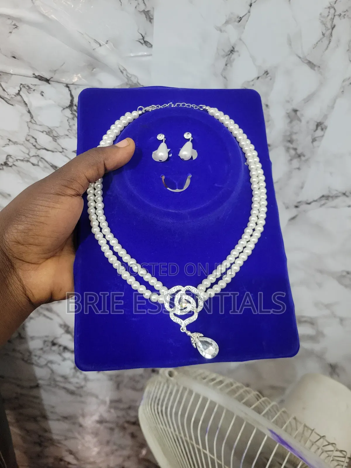Necklace (Jewelries)