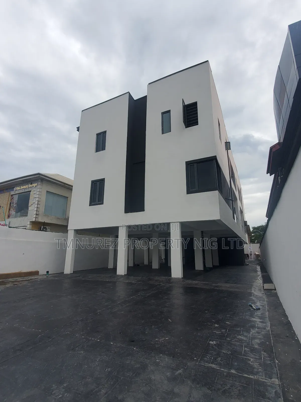 2bdrm Apartment in Lekki Phase1 for rent