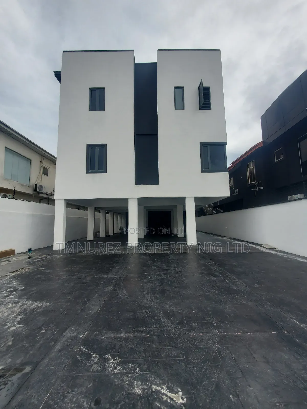 2bdrm Apartment in Lekki Phase1 for rent