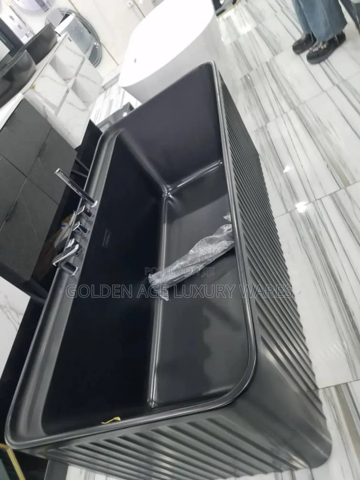 Plain Black Executive Bathtub With Faucet