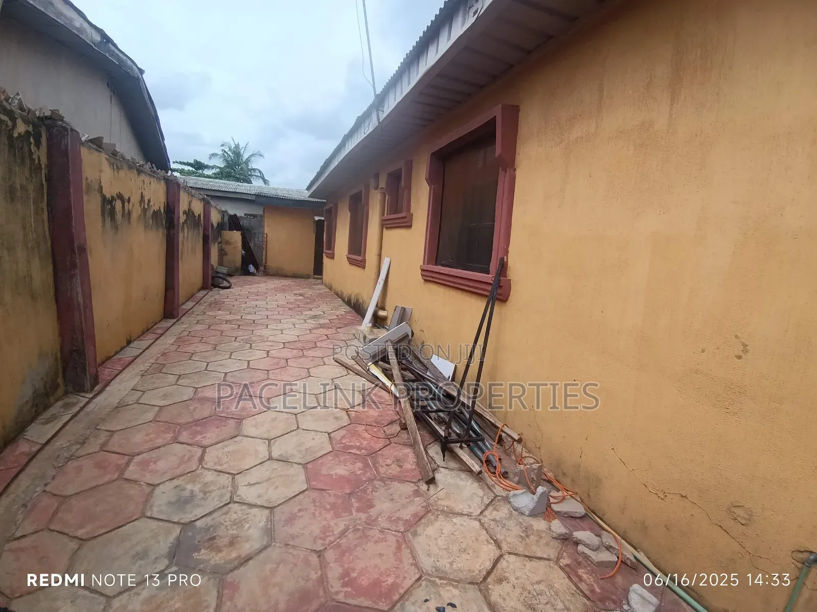 6bdrm Block of Flats in Ayobo for sale