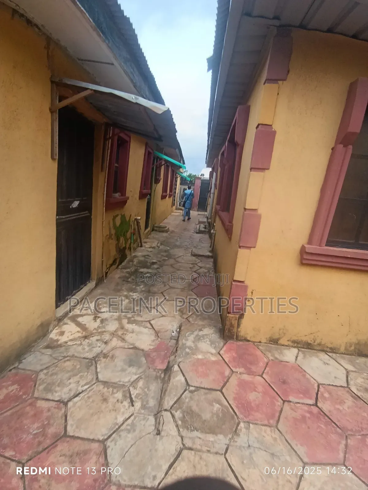 6bdrm Block of Flats in Ayobo for sale