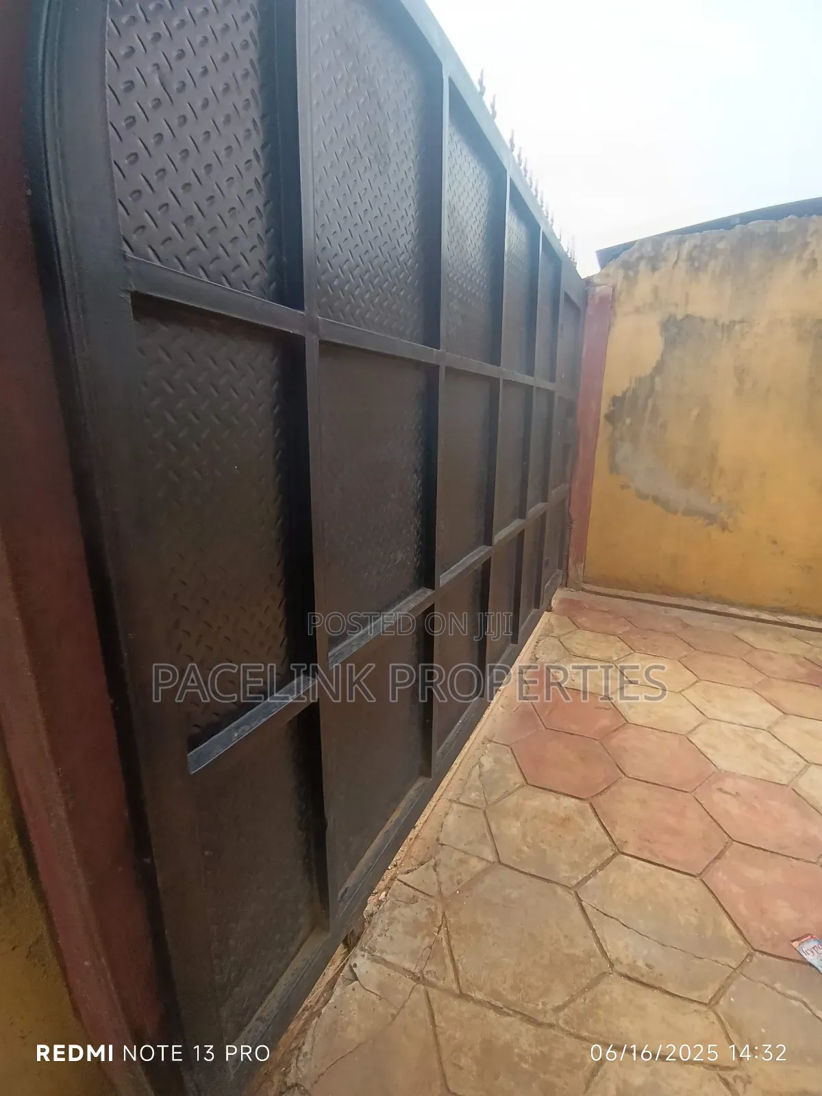 6bdrm Block of Flats in Ayobo for sale