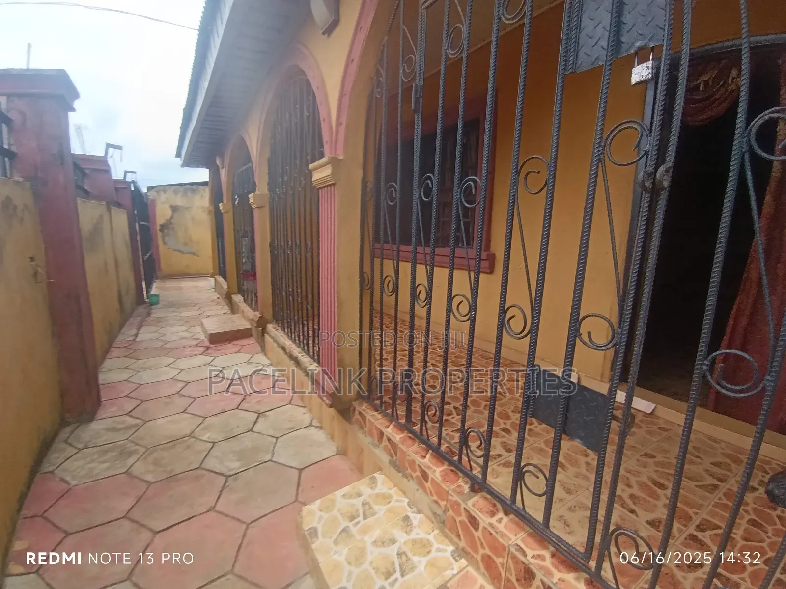 6bdrm Block of Flats in Ayobo for sale