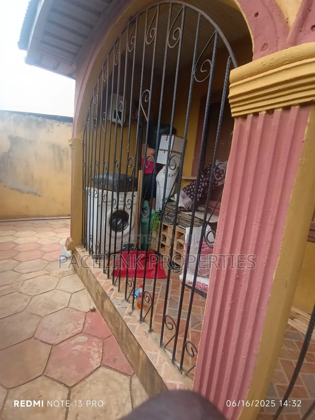 6bdrm Block of Flats in Ayobo for sale