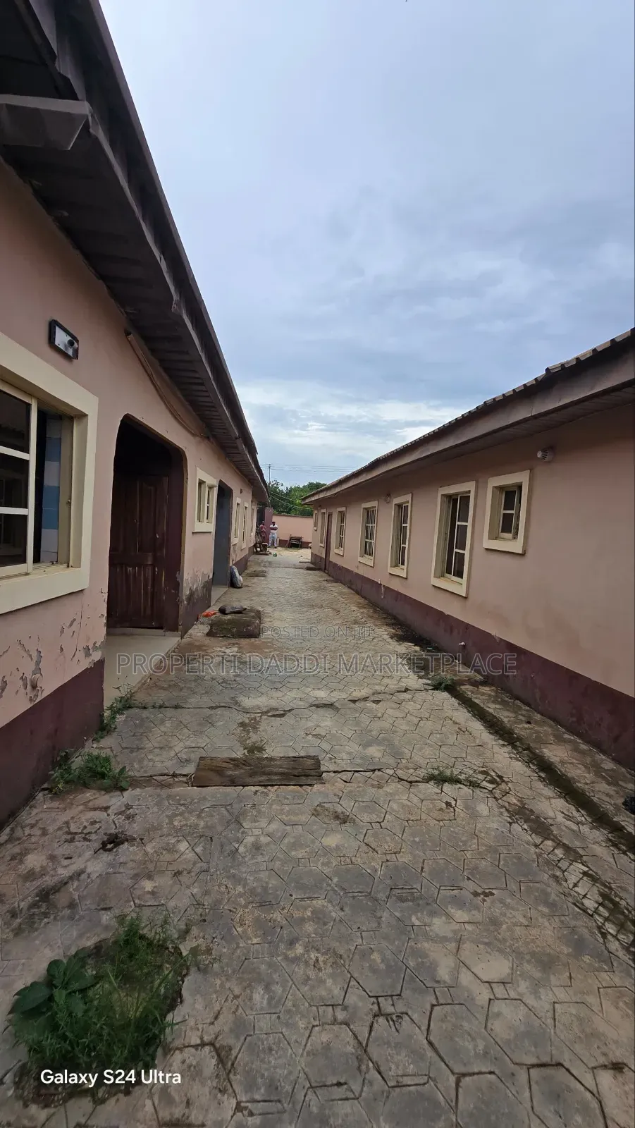 10bdrm Bungalow in Ayobo for sale