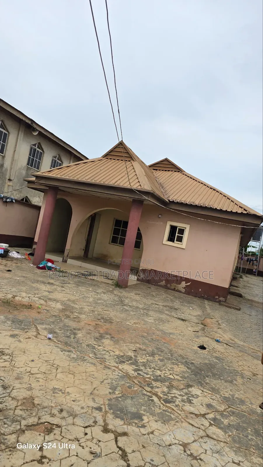 10bdrm Bungalow in Ayobo for sale